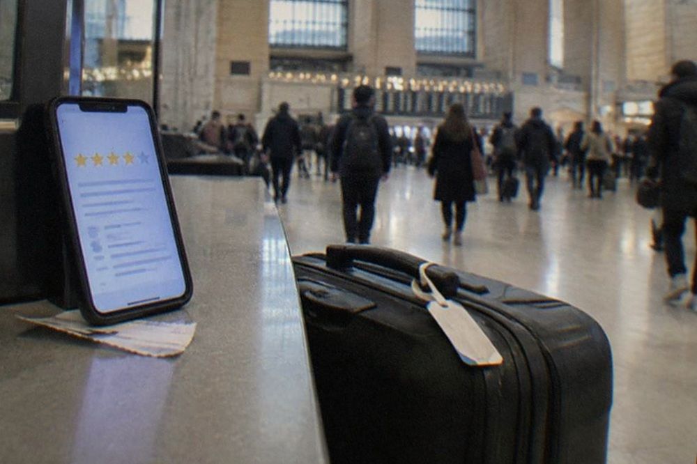 A phone screen displaying a luggage storage review page with star ratings and written feedback